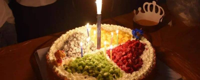 10寸蛋糕够12个人吃吗