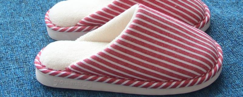 拖鞋尺码比平时穿的大还是小