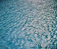 在自家宅基地上盖房已经有9年了，现在申请确权，村委不给办该怎么办呢？